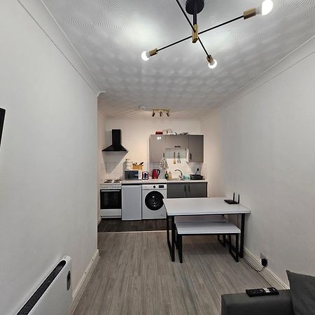 Modern & Stylish 1 Bedroom Flat In Bridgend Town Exterior photo