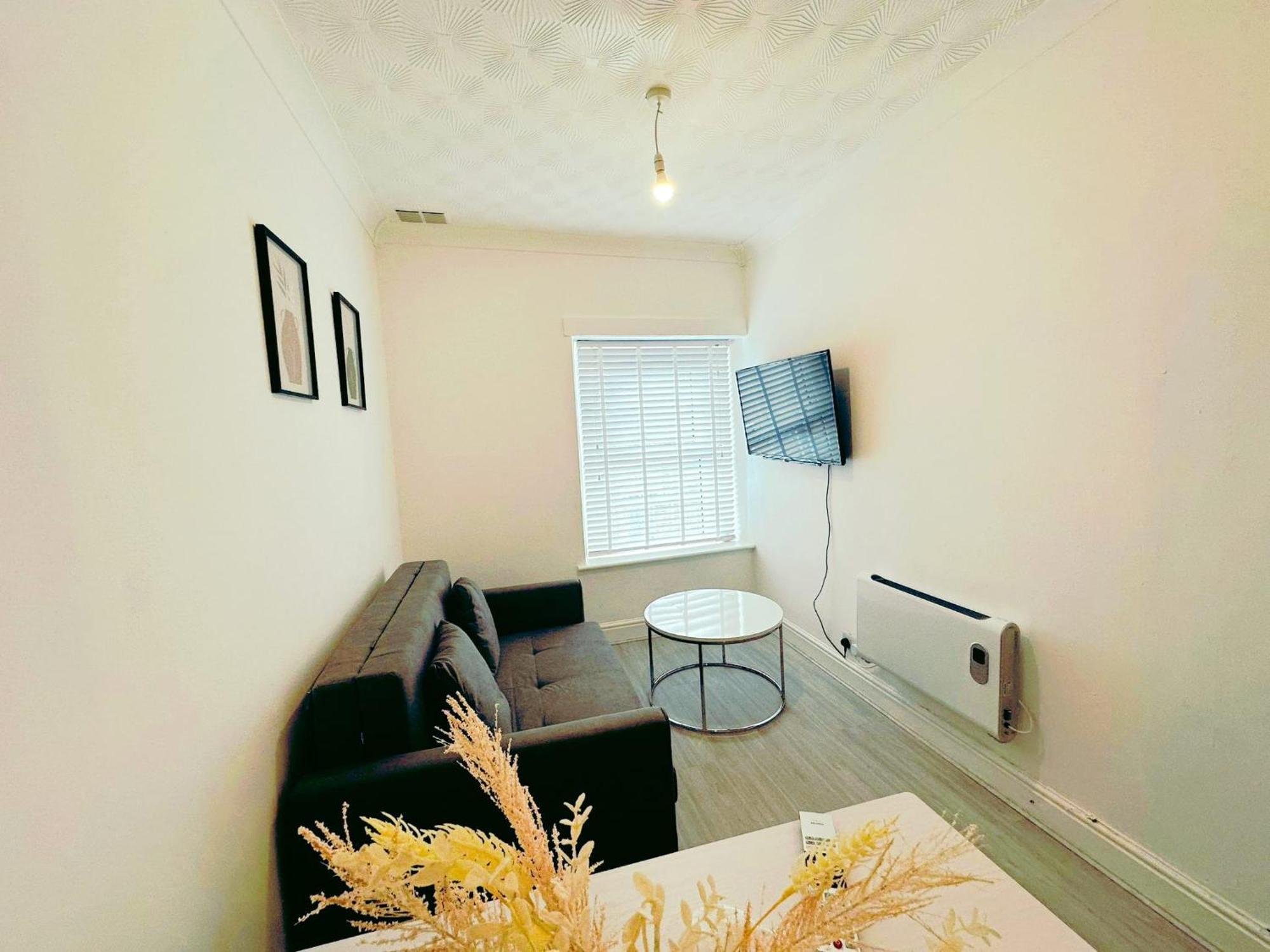 Modern & Stylish 1 Bedroom Flat In Bridgend Town Exterior photo