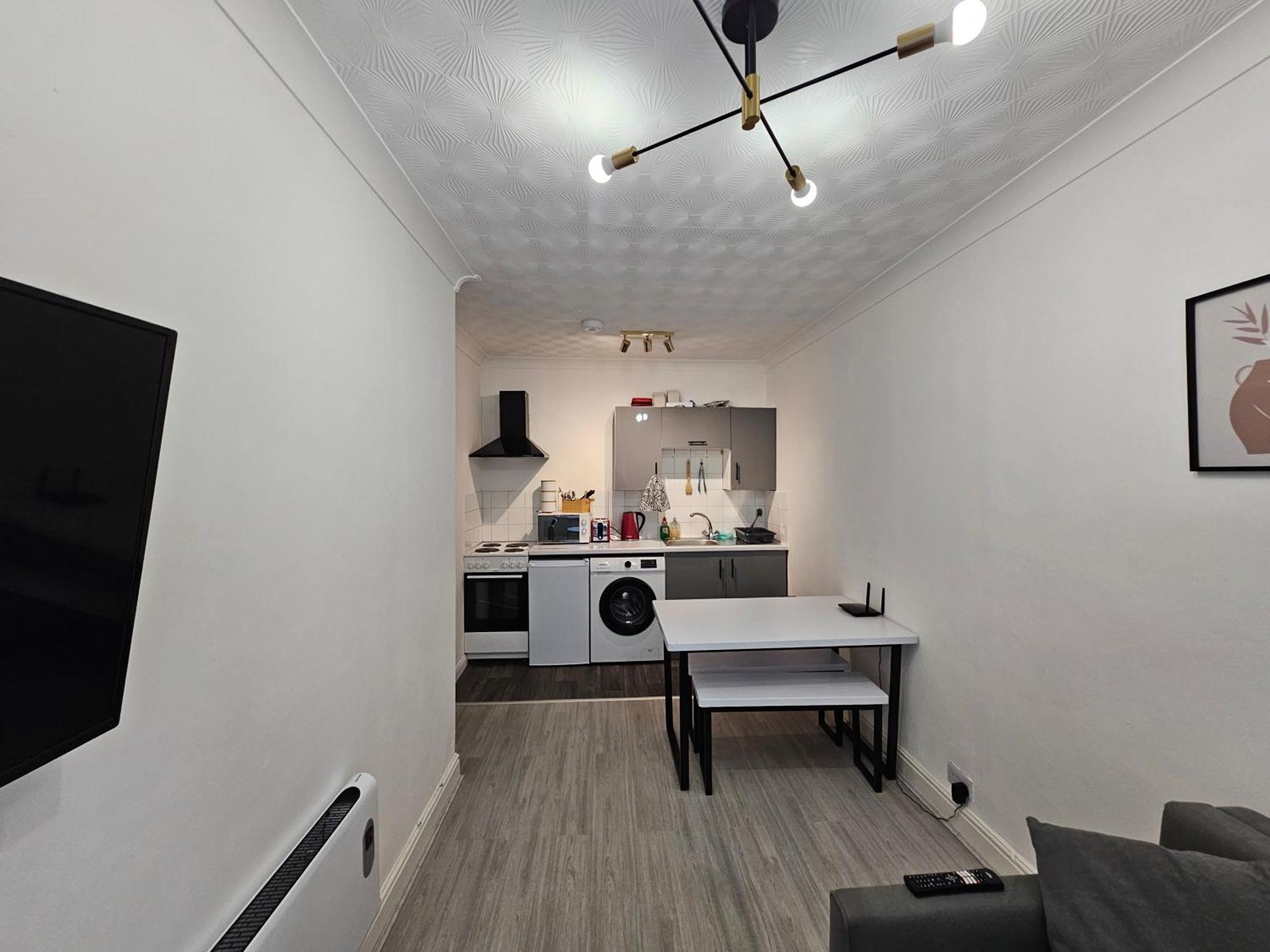Modern & Stylish 1 Bedroom Flat In Bridgend Town Exterior photo