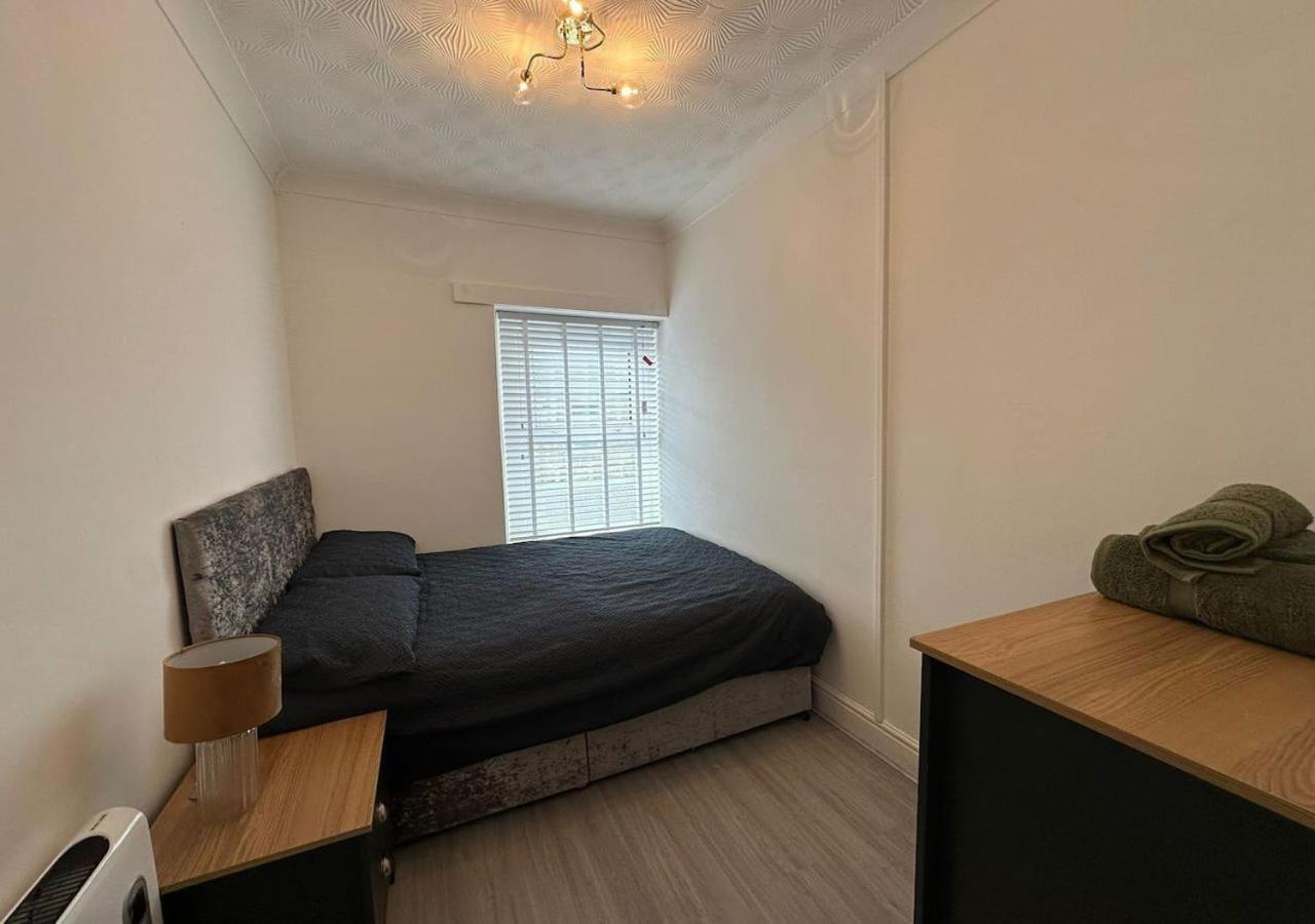 Modern & Stylish 1 Bedroom Flat In Bridgend Town Exterior photo