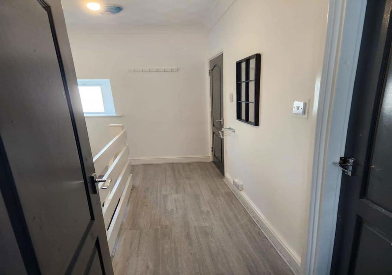 Modern & Stylish 1 Bedroom Flat In Bridgend Town Exterior photo