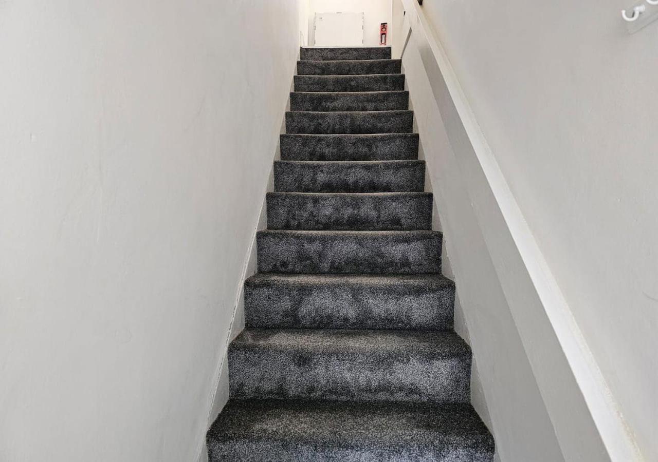 Modern & Stylish 1 Bedroom Flat In Bridgend Town Exterior photo